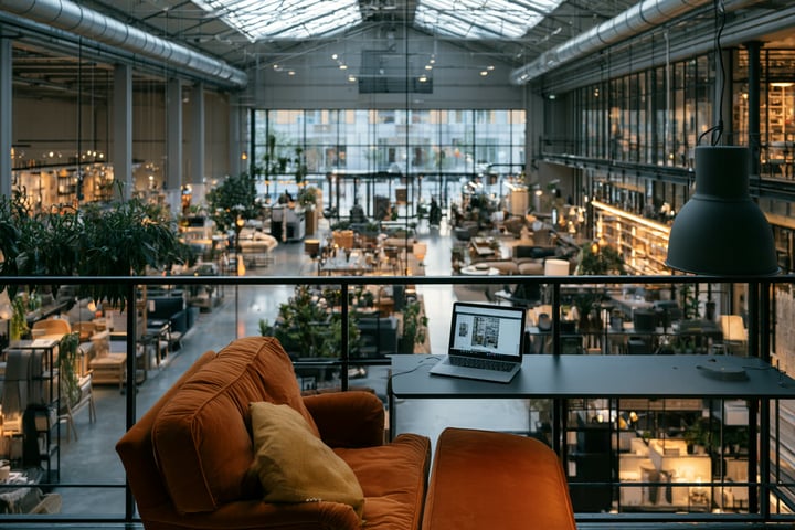 Overzicht van een grote woonwinkel vanaf de galerij